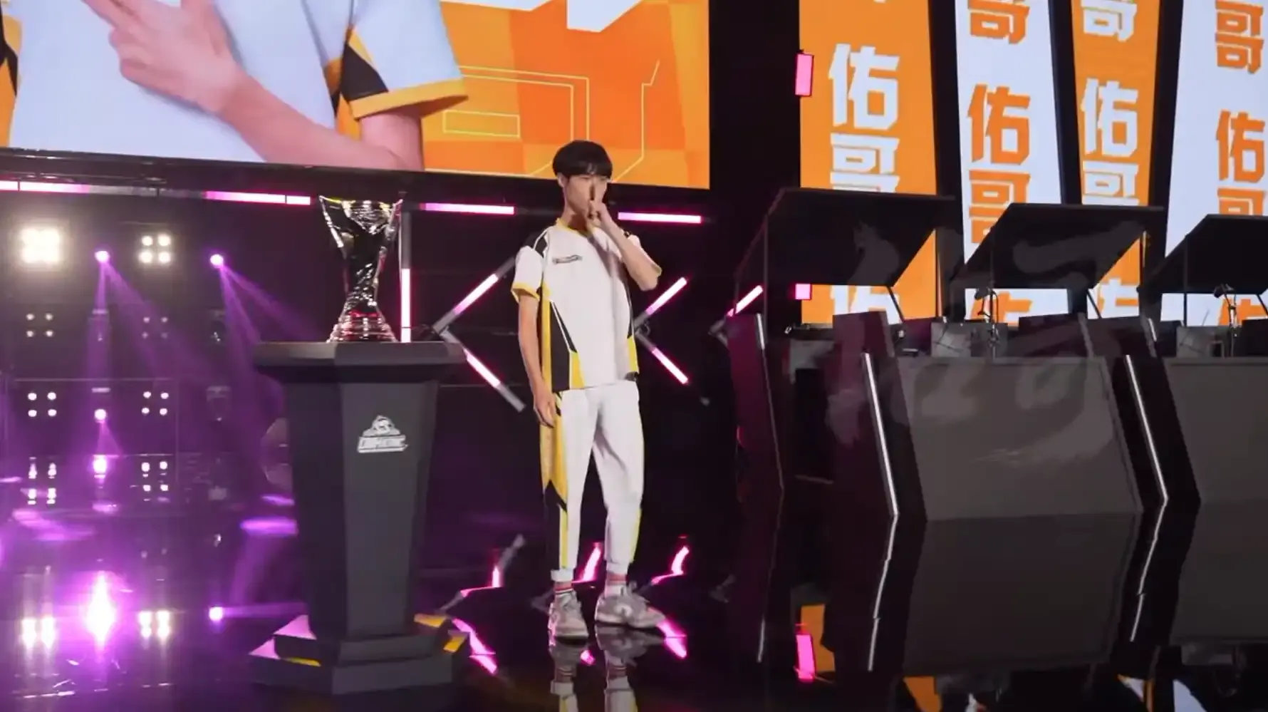 佑哥站在決賽獎盃旁 (Via. TRY 賽事聯盟)